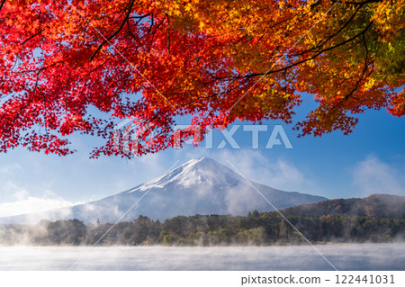 [山梨縣]富士山和秋葉，早晨的河口湖湖畔 122441031