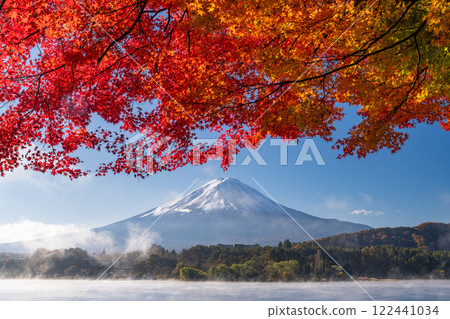 [山梨縣]富士山和秋葉，早晨的河口湖湖畔 122441034