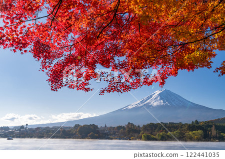 [山梨縣]富士山和秋葉，早晨的河口湖湖畔 122441035