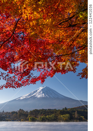 [山梨縣]富士山和秋葉，早晨的河口湖湖畔 122441036