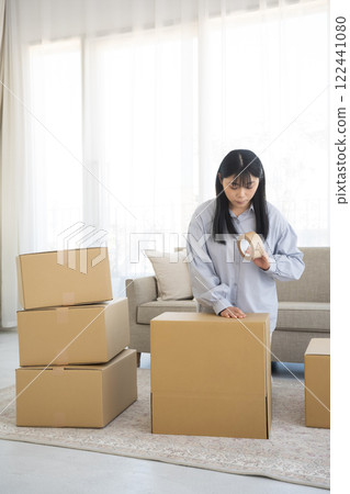 女人把膠帶貼在紙箱上 122441080
