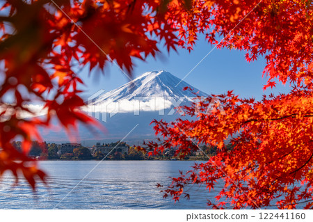 [Yamanashi Prefecture] Mt. Fuji and autumn leaves arch, Lake Kawaguchi in autumn 122441160