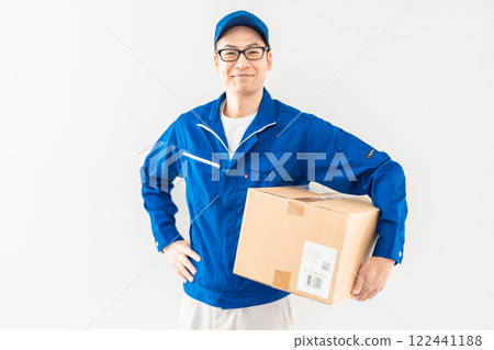白色背景下微笑的男性送貨司機 122441188