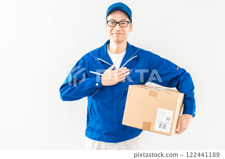 白色背景下微笑的男性送貨司機 白色背景下微笑的男性送貨司機 122441189