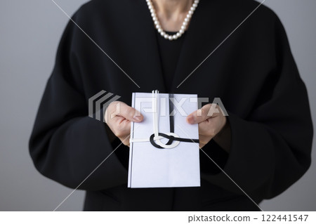 一名婦女遞來慰問信 一名婦女遞來慰問信 122441547