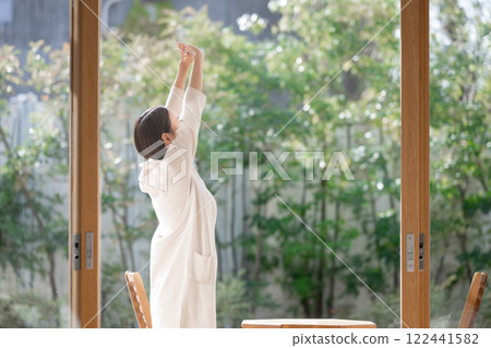 一個年輕的女人成長 一個年輕的女人成長 122441582