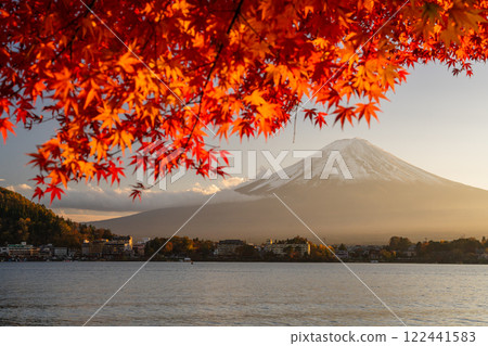 【山梨郡】秋季黃昏時分的河口湖畔，富士山與紅葉拱門 122441583