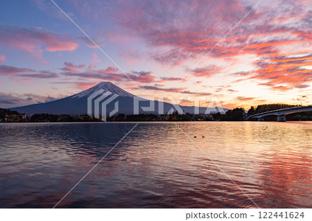【山梨郡】秋季的富士山與日落的河口湖畔 122441624