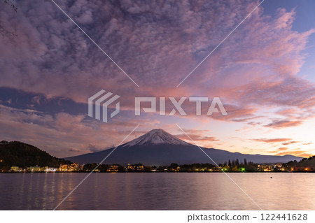 【山梨郡】秋季的富士山與日落的河口湖畔 122441628