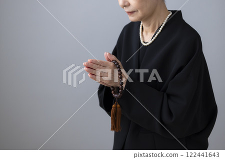 喪服：手持念珠的老年婦女 122441643