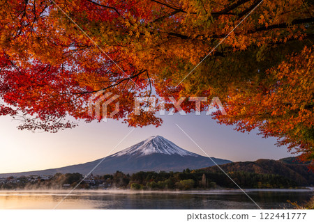 [山梨縣]富士山、秋葉、河口湖畔的黎明 122441777