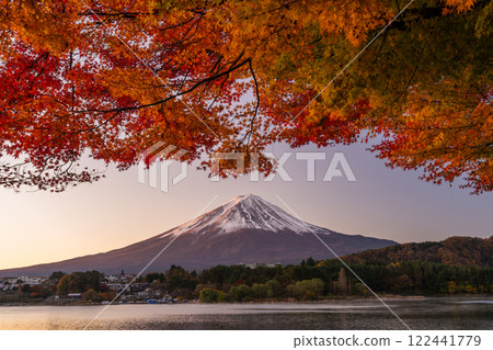 [山梨縣]富士山、秋葉、河口湖畔的黎明 122441779