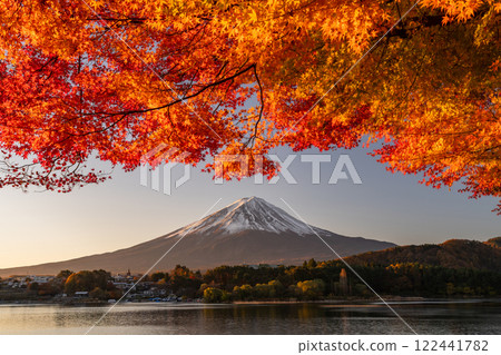 [山梨縣]富士山、秋葉、河口湖畔的黎明 122441782