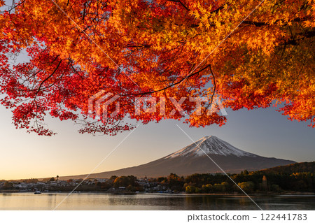 [山梨縣]富士山、秋葉、河口湖畔的黎明 122441783