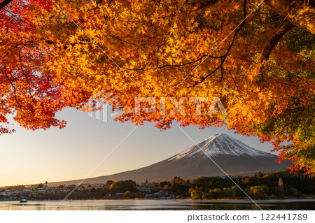 [山梨縣]富士山、秋葉、河口湖畔的黎明 122441789