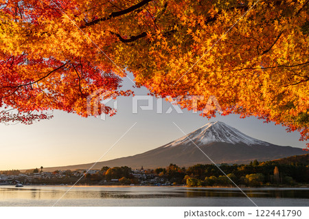 <Yamanashi Prefecture> Mt. Fuji and autumn leaves at dawn on the shores of Lake Kawaguchi 122441790