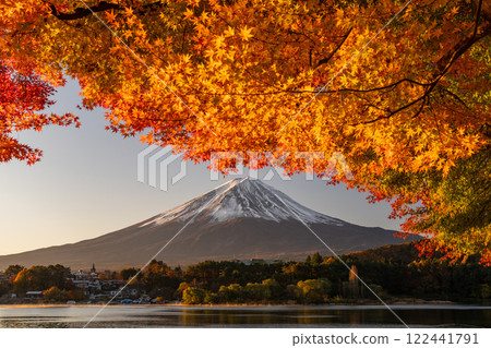 [山梨縣]富士山、秋葉、河口湖畔的黎明 122441791