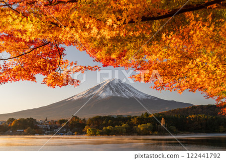<Yamanashi Prefecture> Mt. Fuji and autumn leaves at dawn on the shores of Lake Kawaguchi <Yamanashi Prefecture> Mt. Fuji and autumn leaves at dawn on the shores of Lake Kawaguchi 122441792