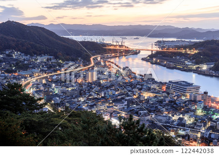 從尾道千光寺眺望島波海道和蜿蜒的山陽本線（長時間曝光） 122442038