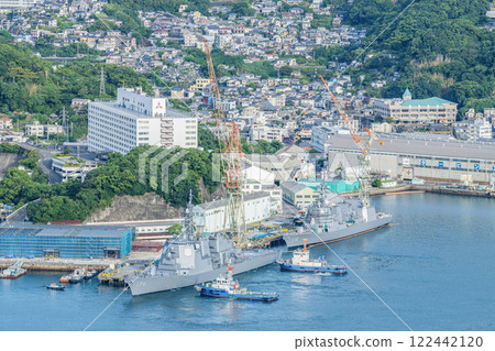 飛彈驅逐艦「鳥海號」和通用驅逐艦「秋月號」在港口進行維護。 飛彈驅逐艦「鳥海號」和通用驅逐艦「秋月號」在港口進行維護。 122442120