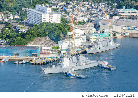 飛彈驅逐艦「鳥海號」和通用驅逐艦「秋月號」在港口進行維護。 122442121