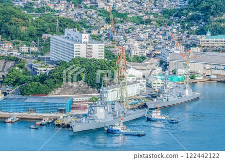 飛彈驅逐艦「鳥海號」和通用驅逐艦「秋月號」在港口進行維護。 飛彈驅逐艦「鳥海號」和通用驅逐艦「秋月號」在港口進行維護。 122442122