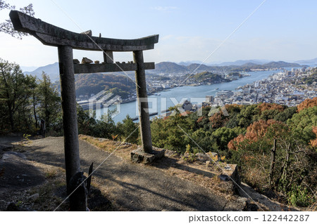 View of the Onomichi Channel illuminated by the morning sun from the torii gate of Jodo-ji Temple in Onomichi 122442287
