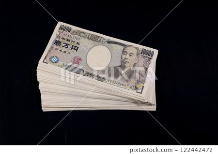 黑色背景中的 100 張 10,000 日元舊鈔票 黑色背景中的 100 張 10,000 日元舊鈔票 122442472