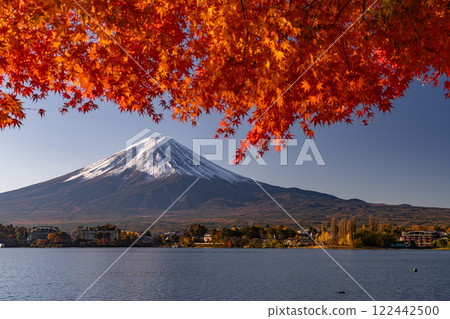 <Yamanashi Prefecture> Mt. Fuji and autumn leaves at dawn on the shores of Lake Kawaguchi 122442500