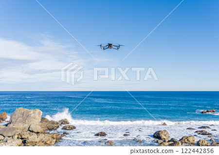 無人機飛過海岸 122442856