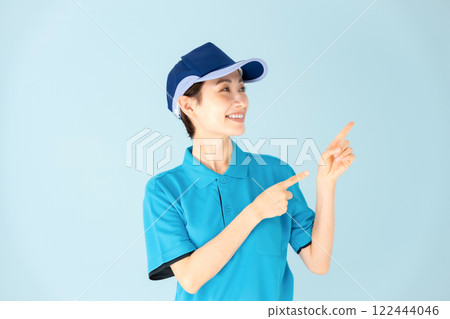 Woman delivery pointing Woman delivery pointing 122444046