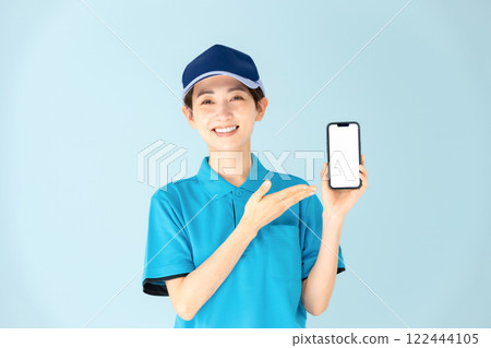 Woman, delivery, smartphone, smile 122444105