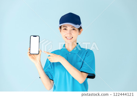 Woman, delivery, smartphone, smile 122444121