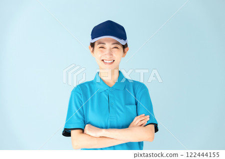 Woman, delivery, arms crossed 122444155