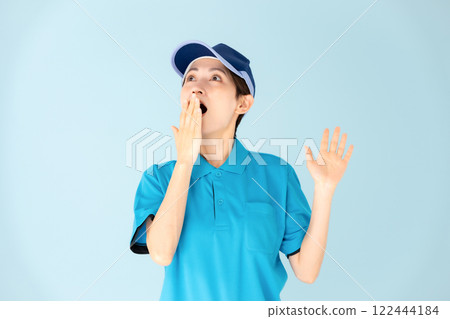 Woman delivery surprised 122444184