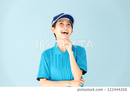 Woman, home delivery, thinking, smiling 122444208