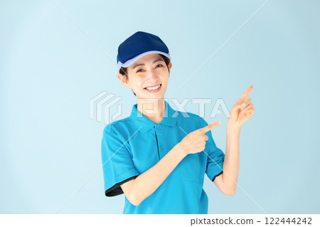 Woman delivery pointing Woman delivery pointing 122444242