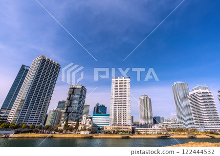 日本橫濱城市景觀 - 橫濱河畔高層公寓大樓景觀,2025 年 1 月 15 日 日本橫濱城市景觀 - 橫濱河畔高層公寓大樓景觀,2025 年 1 月 15 日 122444532