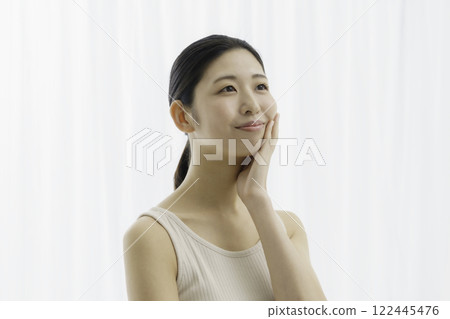 白色背景下穿著背心的年輕女子 美麗 白色背景下穿著背心的年輕女子 美麗 122445476