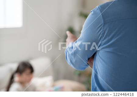 爸爸責罵他 9 歲的女兒 122446418