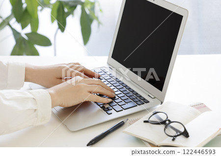 Laptop business woman Laptop business woman 122446593