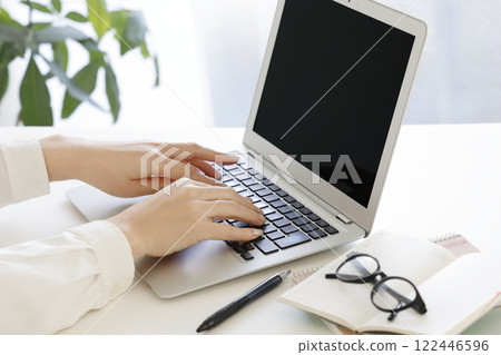 Laptop business woman 122446596