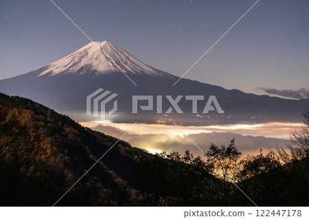 <<Yamanashi Prefecture>> Mt. Fuji floating in a sea of clouds in autumn <<Yamanashi Prefecture>> Mt. Fuji floating in a sea of clouds in autumn 122447178