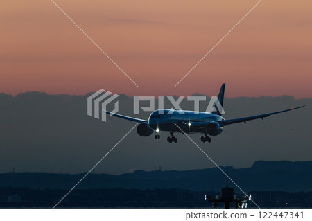 A jetliner landing at Haneda Airport early in the morning 122447341