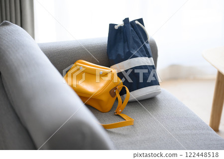 黃色書包和泳池包 122448518