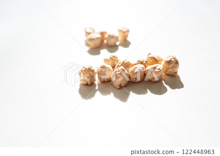 Chickpeas on a white background 122448963