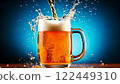 啤酒被大力倒進杯子裡 122449310