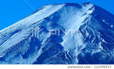 冬季富士山白雪覆蓋的山腰 122449353