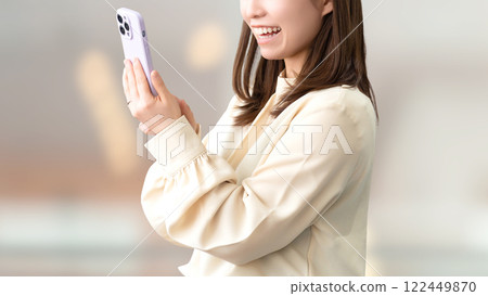 Smiling woman/businesswoman using a smartphone 122449870