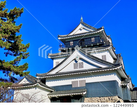 Looking up at the Okazaki Castle tower against the blue sky (Okazaki Castle Park/Okazaki City, Aichi Prefecture) Looking up at the Okazaki Castle tower against the blue sky (Okazaki Castle Park/Okazaki City, Aichi Prefecture) 122449993